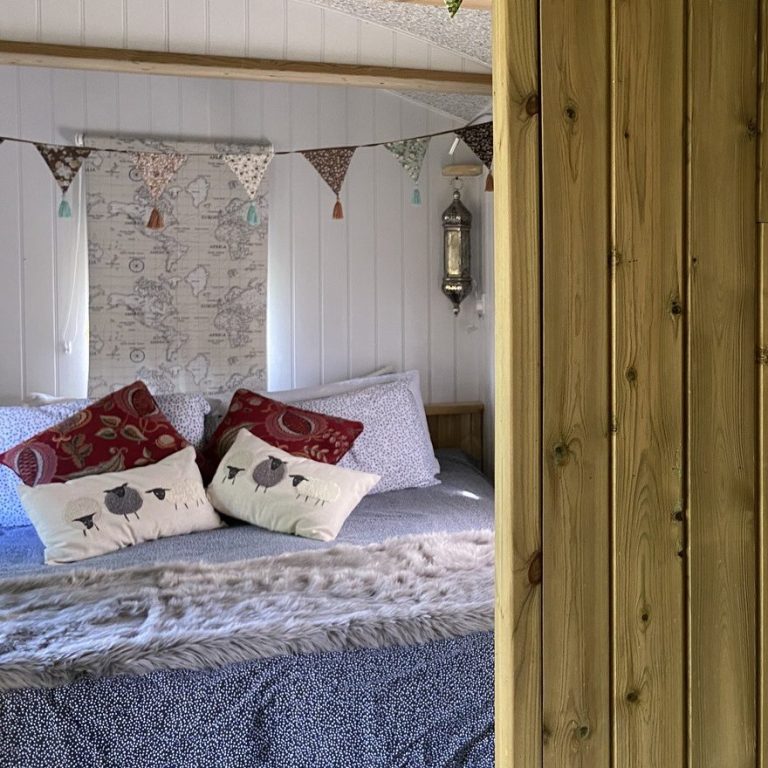 hand-built shepherds hut, comfort, luxury, ensuite, cozy